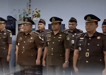 Kejari Banda Aceh melaksanakan serah terima jabatan empat Kepala Seksi (Kasi) di lingkungan instansi kejaksaan tersebut, Jum'at (6/2). (Foto: Ist)