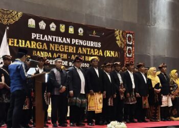 Pelantikan Pengurus Keluarga Negeri Antara (KNA) periode 2025–2030 di The Pade Hotel, Kecamatan Darul Imarah, Aceh Besar, Sabtu malam (7/2). (Foto: Ist)