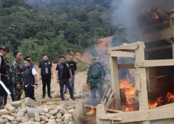 Aparat gabungan Polri dan TNI menggerebek aktivitas tambang emas tanpa izin di kawasan pegunungan Geumpang, Kabupaten Pidie. (Foto: Ist)