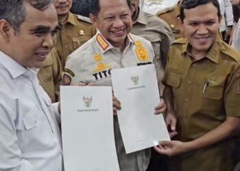 Wagub Aceh Fadhlullah menyerahkan surat permohonan kepada Ketua MPR RI Ahmad Muzani dan Mendagri Tito Karnavian agar pembiayaan kepesertaan BPJS Kesehatan 500 ribu warga Aceh melalui program JKA dialihkan dan sepenuhnya ditanggung APBN, Selasa (10/2). (Foto: Ist) | INFOACEH.net Wagub Aceh Fadhlullah menyerahkan surat permohonan kepada Ketua MPR RI Ahmad Muzani dan Mendagri Tito Karnavian agar pembiayaan kepesertaan BPJS Kesehatan 500 ribu warga Aceh melalui program JKA dialihkan dan sepenuhnya ditanggung APBN, Selasa (10/2). (Foto: Ist)