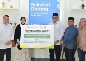 Penyerahan zakat perusahaan Rp75 juta dari PT BPR Syariah Hikmah Wakilah kepada Baitul Mal Kota Banda Aceh di Pendopo Wali Kota Banda Aceh, Jum'at (20/2).