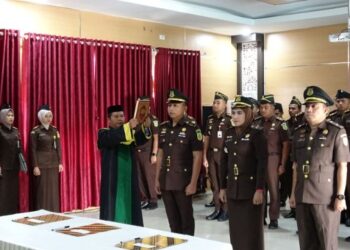 Kajari Aceh Besar, Jemmy Novian Tirayudi SH MH melantik Asmadi Syam SH MH sebagai Kasi Pidsus Kejari Aceh Besar di Aula Baharuddin Lopa Kejari Aceh Besar, Jantho, Senin (9/2/2026).