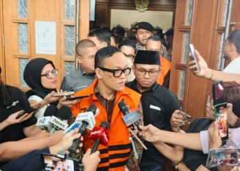 Mantan Wamenaker Immanuel Ebenezer (Noel) saat menyanyikan lagu 'OTT Bocil' di depan awak media di Pengadilan Tipikor Jakarta. Aksi ini dilakukan sebagai bentuk kritik terhadap KPK yang ia nilai tebang pilih dalam menangani kasus korupsi dan hanya mengejar popularitas konten.