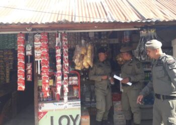 Puluhan PKL yang berjualan di sepanjang Jalan T. Iskandar, Lambhuk hingga Simpang Tujuh Ulee Kareng, menerima surat teguran dari Satpol PP-WH Banda Aceh.