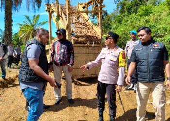 Aparat gabungan Polres Aceh Jaya dan Kodim 0114/Aceh Jaya saat memusnahkan fasilitas tambang emas ilegal (PETI) dan melakukan penanaman pohon di Desa Panggong, Kecamatan Krueng Sabee, Kamis (12/2/2026).