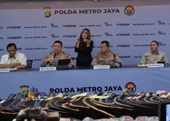 Dirreskrimum Polda Metro Jaya Kombes Iman Imanuddin memberikan keterangan pers terkait perkembangan berkas perkara kasus dugaan ijazah palsu pasca-pemeriksaan Presiden ke-7 RI Joko Widodo, Kamis (12/2/2026).
