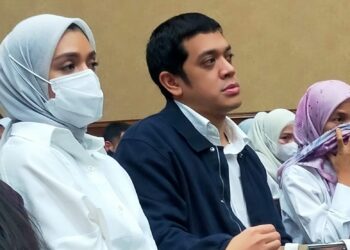 Terdakwa Muhammad Kerry Adrianto Riza mendengarkan pembacaan tuntutan dari Jaksa Penuntut Umum dalam sidang kasus korupsi tata kelola minyak mentah PT Pertamina di Pengadilan Tipikor Jakarta, Jumat (13/2/2026).