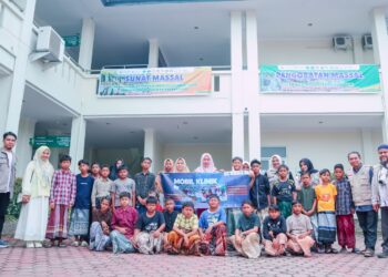 Sejumlah anak didampingi orang tua mereka saat mengikuti prosesi khitan massal di Fakultas Kedokteran Universitas Almuslim, Bireuen, Minggu (15/2/2026).