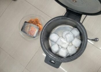 Aparat Satpol PP-WH Banda Aceh menertibkan sebuah ritel modern di kawasan Lampaseh, Senin (23/2/2026), karena menjual makanan siap saji pada siang hari di bulan suci Ramadan 1447 Hijriah.