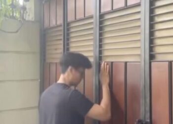 Antusiasme masyarakat dan anak muda saat mengunjungi area depan kediaman Presiden ke-7 RI Joko Widodo di Solo yang kini viral dengan julukan unik dari netizen. (Foto: Dok. Instagram/@indopium_)