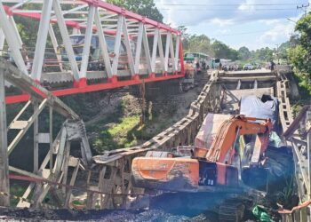 Pemerintah menargetkan Indonesia bebas kendaraan kelebihan muatan pada Januari 2027.