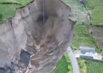 Foto udara kondisi lubang raksasa yang terus meluas di jalan lintas Desa Pondok Balek, Kecamatan Ketol, Aceh Tengah, Jumat (30/1/2026). (Foto: Ist)