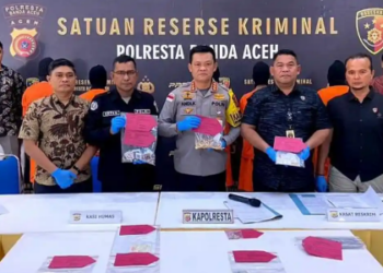 Kapolresta Banda Aceh Kombes Pol Andi Kirana memberikan keterangan penangkapan pemilik Toko Emas Ilham Lambaro, berinisial IS (45) usai membawa kabur emas milik pelanggannya. (Foto: Ist)