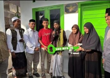 Barisan Muda Ummat (BMU) Pusat menyerahkan rumah layak huni ke-125 kepada seorang mualaf, Annisa Mutia Mutmainnah, warga Gampong Neuheun, Kecamatan Mesjid Raya, Aceh Besar, Sabtu (14/2).