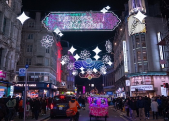 Wali Kota London Sadiq Khan saat meresmikan penyalaan 30.000 lampu LED bertajuk "Ramadan Lights" di kawasan West End, London. Instalasi ini menjadi simbol inklusivitas ibu kota Inggris dalam menyambut bulan suci Ramadhan 1447 H, Senin (16/2/2026).
