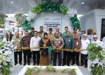 Dirut Bank Aceh Syariah Fadhil Ilyas bersama Wali Kota Banda Aceh Illiza Sa’aduddin Djamal meresmikan fasilitas ATM Drive Thru di kawasan Taman Kota depan Masjid Raya Baiturrahman Banda Aceh, Senin (2/3). (Foto: Ist) | INFOACEH.net Dirut Bank Aceh Syariah Fadhil Ilyas bersama Wali Kota Banda Aceh Illiza Sa’aduddin Djamal meresmikan fasilitas ATM Drive Thru di kawasan Taman Kota depan Masjid Raya Baiturrahman Banda Aceh, Senin (2/3). (Foto: Ist)