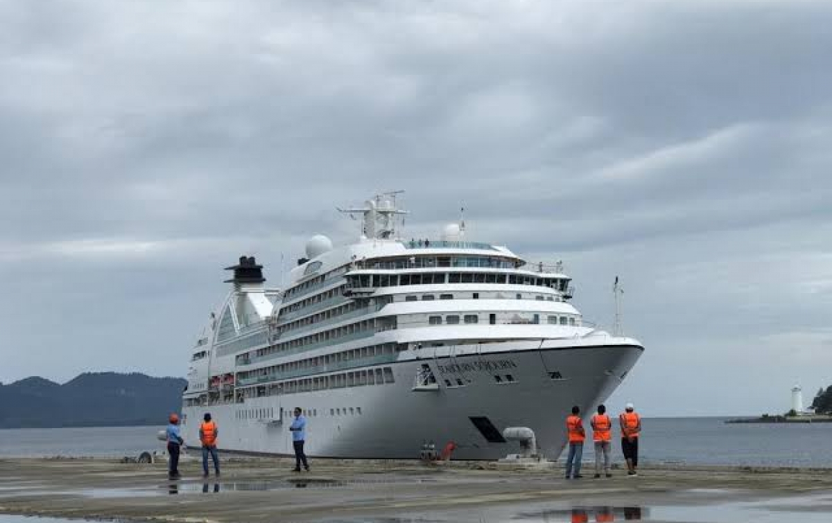 Salah satu kapal pesiar yang membawa ribuan wisatawan mancanegara saat merapat di Pelabuhan Sabang (Analisadaily/Istimewa)