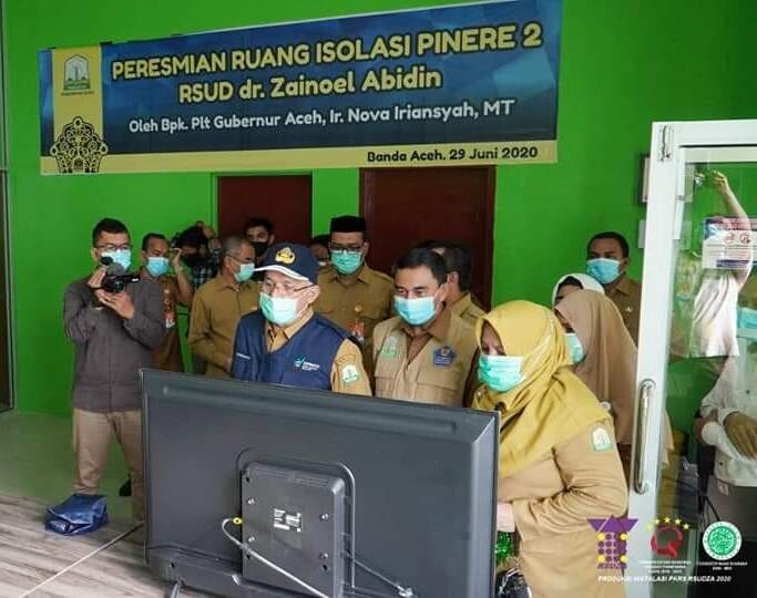 Sekda Aceh, Taqwallah didampingi Direktur RSUDZA, dr. Azharuddin dan Wakil Direktur Pelayanan RSUDZA, dr. Endang Mutiawati meninjau ruang isolasi Pinere II untuk pasien Covid-19, usai diresmikan operasionalnya, Senin (29/6)