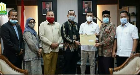 Ketua Komisi VI DPRA Tgk Irawan Abdullah menyerahkan dokumen kelulusan anggota Komisioner Baitul Mal Aceh periode 2020 - 2025 hasil fit and proper test kepada Pimpinan DPRA, Kamis (22/10)