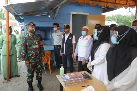 Pangdam IM Mayjen TNI Hassanudin meninjau Posko Pemeriksaan Kesehatan di Perbatasan Subulussalam - Sumatera Utara, Jumat (23/10)