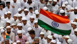 Seorang pria muslim mengibarkan bendera India saat pawai untuk merayakan Hari Kemerdekaan India di Ahmedabad
