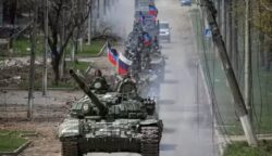 Tank-tank tempur Rusia menyerbu wilayah Donbas, Ukraina timur. Perang Rusia dengan Ukraina telah memasuki hari ke-100 pada Jumat (3/6/2022). Foto/REUTERS