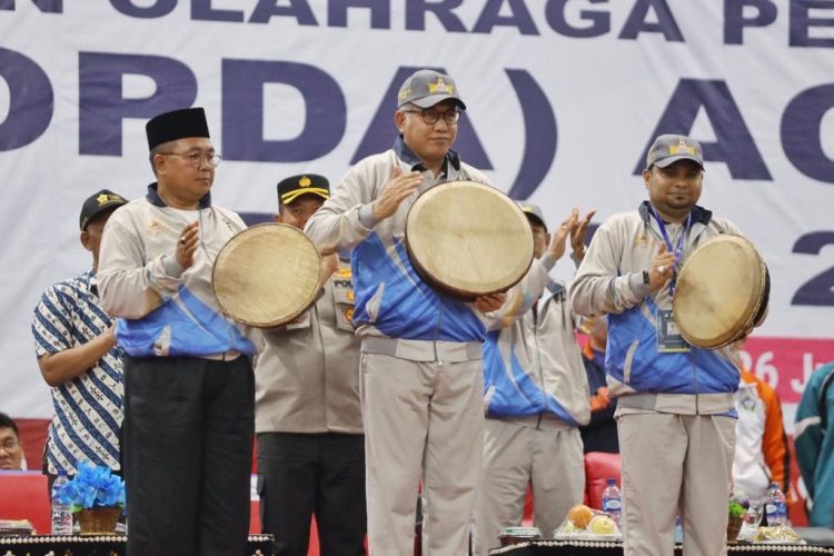 Gubernur Nova Iriansyah bersama Bupati Aceh Barat Ramli MS dan Kadispora Aceh Dedy Yuswadi AP, melakukan penabuhan rapa'i saat membuka Pekan Olahraga Pelajar (Popda) XVI Aceh, di Meulaboh, Senin (20/6/2022)