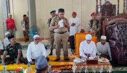 Pj Bupati Aceh Jaya Dr Nurdin menghadiri rateb seuribee yang digelar Majelis Pengkajian Tauhid Tasawuf Indonesia (MPTT-I) di Masjid Baitul Makmur Gampong Kedeu Krueng Sabee, Kecamatan Krueng Sabee, Senin (1/8)