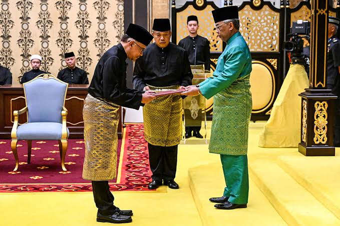 Anwar Ibrahim dilantik menjadi Perdana Menteri ke-10 Malaysia