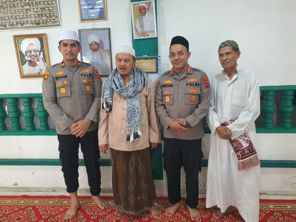 Kapolresta Banda Aceh Kombes Pol Fahmi Irwan Ramli didampingi Kapolsek Kutaraja Iptu Ibrahim silaturahmi ke tokoh ulama Habib Abdul Haris Alaydrus