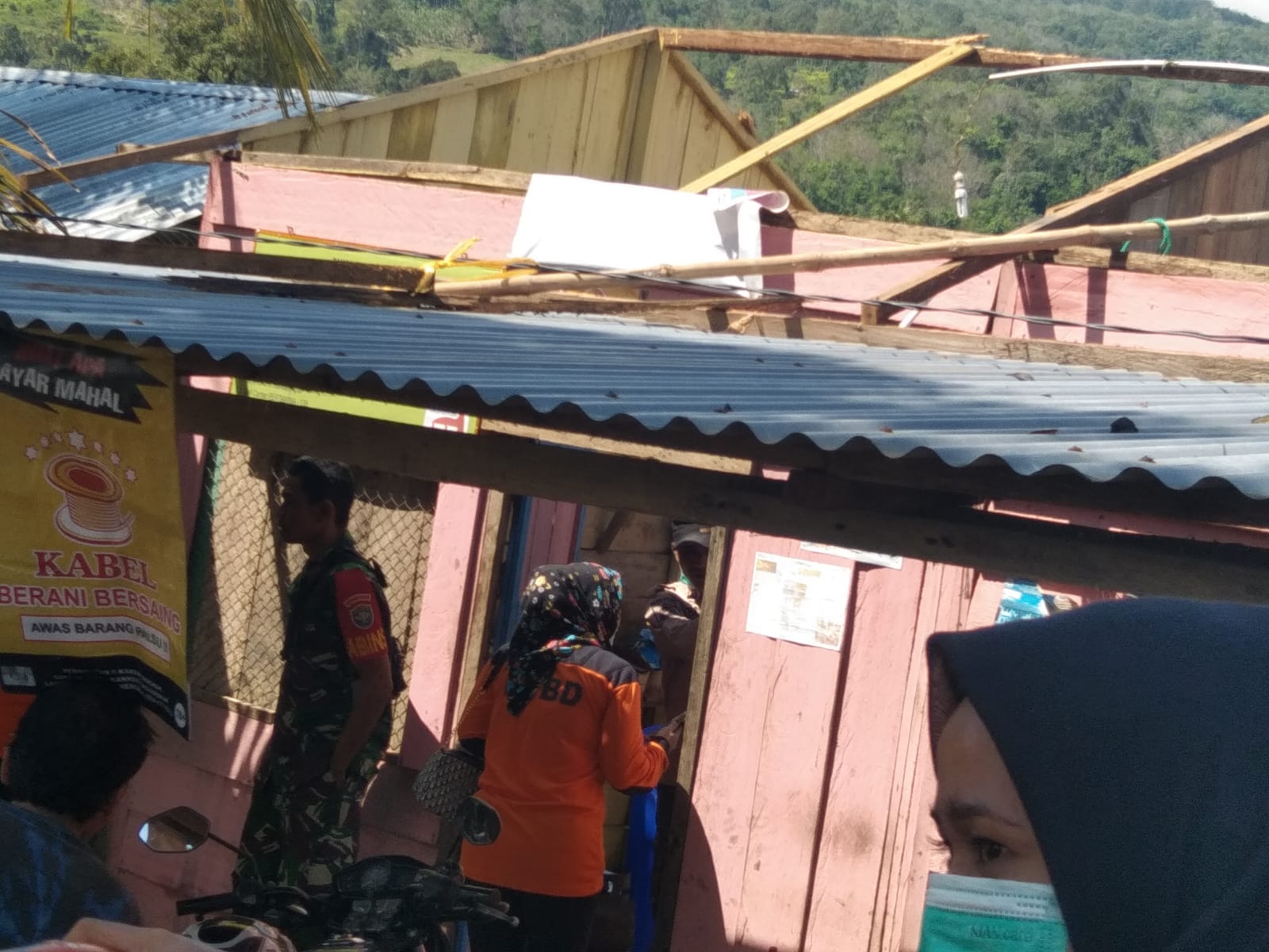 Sebanyak 4 rumah warga rusak akibat diterjang angin puting beliung di Gampong Pulo Piku, Kecamatan Darul Hasanah, Aceh Tenggara, Ahad malam (12/2)