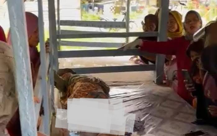 Seorang ibu yang mengalami gangguan jiwa atau ODGJ melahirkan seorang anak berjenis kelamin perempuan di sebuah gubuk di pinggir Jalan Banda Aceh - Medan di Aceh Timur