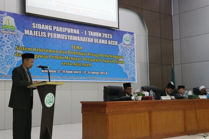 Plt Kepala Sekretariat MPU Aceh Zulkarnaini membacakan draf fatwa tentang Sistem Rekrutmen dan Distribusi Tenaga Penyelenggara dan Pengawas Pemilu Menurut Perspektif Syariat Islam serta Adat Aceh saat penutupan Sidang Paripurna-I Tahun 2023 di aula Tgk H Abdullah Ujong Rimba MPU Aceh, Rabu (15/2)