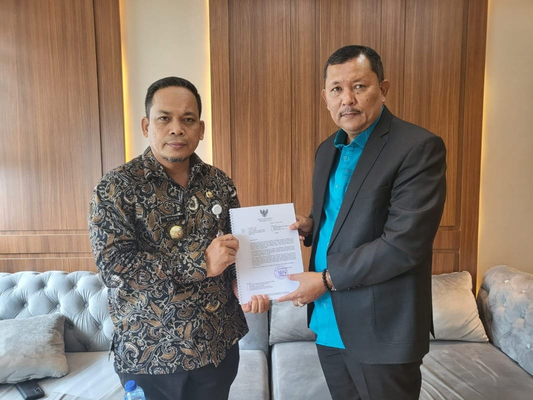 Pj Bupati Aceh Jaya Dr Nurdin menyerahkan surat permohonan untuk pembangunan infrastruktur kepada Anggota Komisi V DPR RI asal Aceh Irmawan, Kamis (16/2)