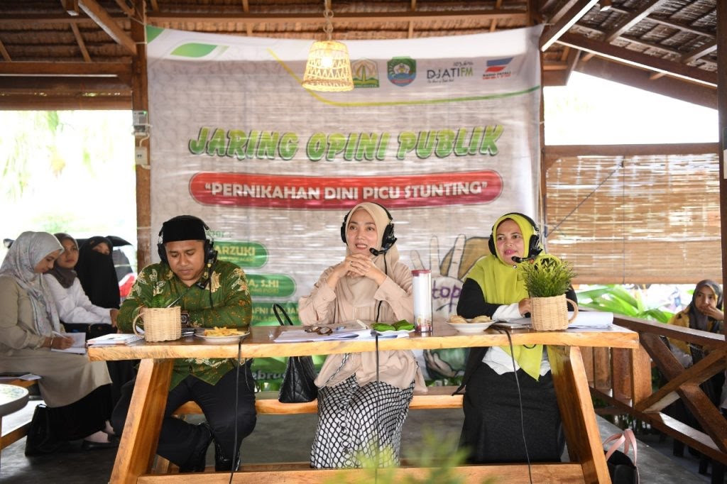 Pj Ketua TP PKK Aceh Ayu Chandra Febiola Nazuar menjadi narasumber pada kegiatan talkshow "Jaring Opini Publik" bersama Radio Djati FM dan Radio Swara Fatali Nusa Jaya FM, dengan tema "Pernikahan Dini Picu Stunting" secara live out door di Blang Poroh Cafe, Abdya, Rabu (22/2)