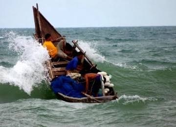 Ilustrasi boat nelayan tenggelam dihantam ombak