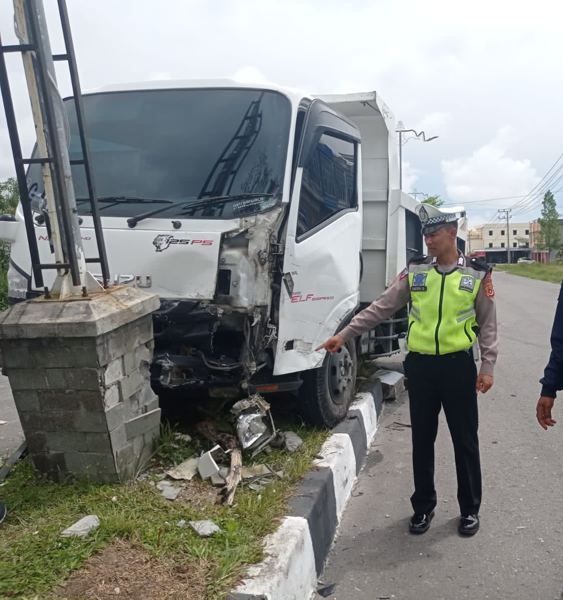 Satu unit mobil Mitsubishi dumptruck dan mobil Toyota Agya terlibat kecelakaan lalu lintas di jalan raya Simpang Tiga – Reje Guru, Kampung Blang Sentang, Kecamatan Bukit, Bener Meriah, Rabu (8/2)