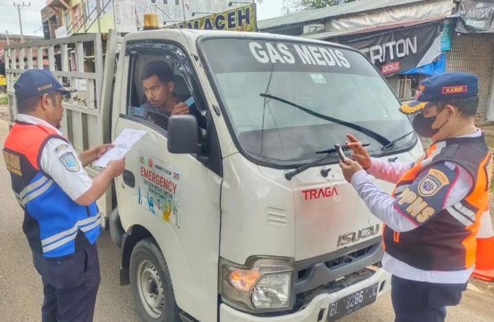 Dinas Perhubungan Banda Aceh bersama petugas Ditlantas Aceh menjaring 19 unit kendaraan yang tidak melakukan uji KIR secara berkala pada razia angkutan umum dan barang di Jalan Laksamana Malahayati, Rabu (8/2)