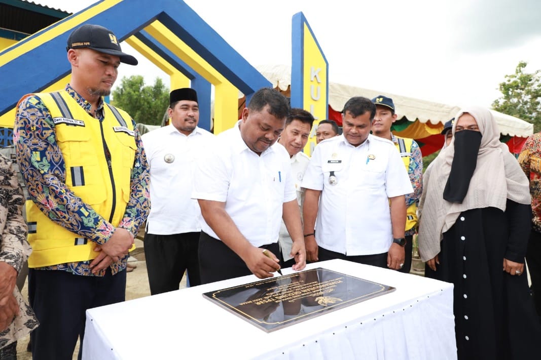 Sekda Aceh Besar Sulaimi mewakili Pj Bupati Aceh Besar meresmikan Tempat pengelolaan Sampah (TPS) 3R di Gampong Meunasah, Mesjid Raya, Rabu (8/2)