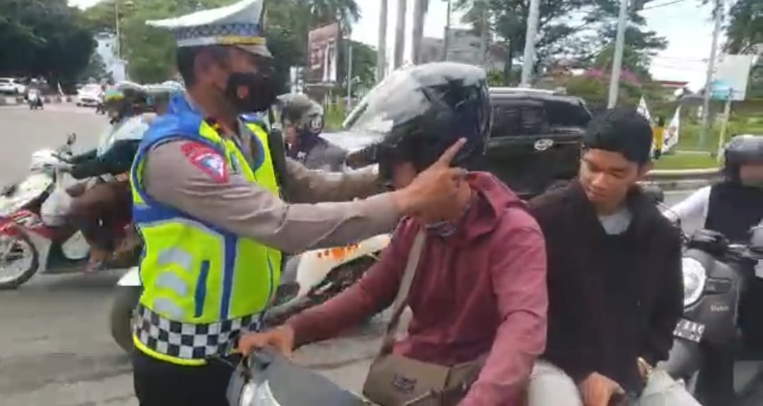 Memasuki pelaksanaan Operasi Keselamatan Seulawah - 2023, Satlantas Polresta Banda Aceh membagikan helm gratis kepada para pengendara sepeda motor, Rabu (8/2)