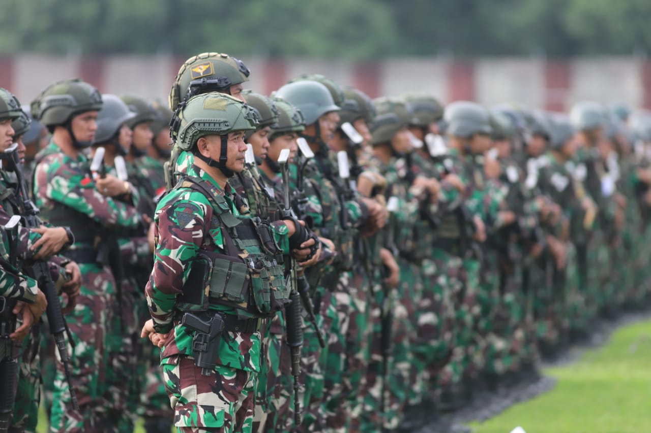 Pangdam IM Mayjen TNI Mohamad Hasan memimpin apel gelar pasukan dalam rangka pengamanan kunjungan kerja Presiden Joko Widodo di wilayah Lhokseumawe pada 10 Februari 2023