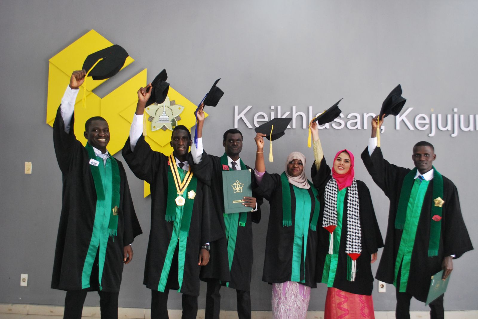 6 wisudawan warga negara asing USK lulus dengan predikat Cumlaude. Mereka berasal dari Gambia, Palestina dan Senegal