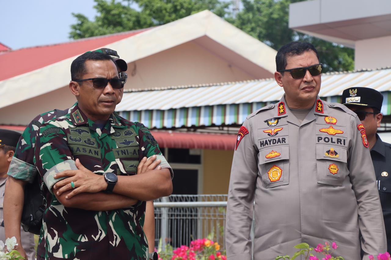 Pangdam IM Mayjen TNI Mohamad Hasan bersama Kapolda Aceh Irjen Pol Ahmad Haydar sedang mempersiapkan pengamanan kunjungan Presiden Joko Widodo di Bandara Malikussaleh Aceh Utara, Kamis (9/2)