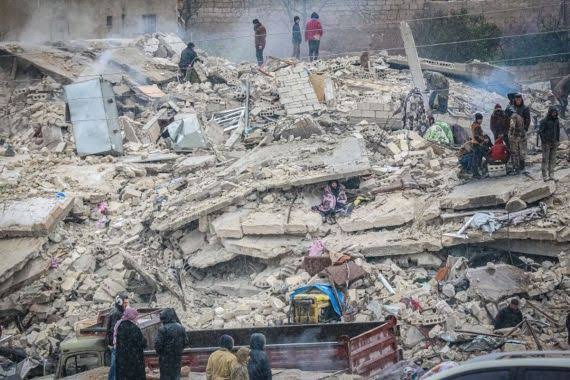 Korban tewas akibat gempa dahsyat yang melanda Turki-Suriah kini melampaui 21.051, Jum'at (10/2/2023). Sebanyak 17.674 korban meninggal ditemukan di Turki, sementara 3.377 di Suriah