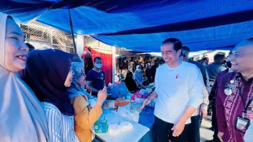 Presiden Joko Widodo mengecek harga-harga sejumlah komoditas di Pasar Batuphat Timur, Kota Lhokseumawe, Jum'at (10/2/2023)