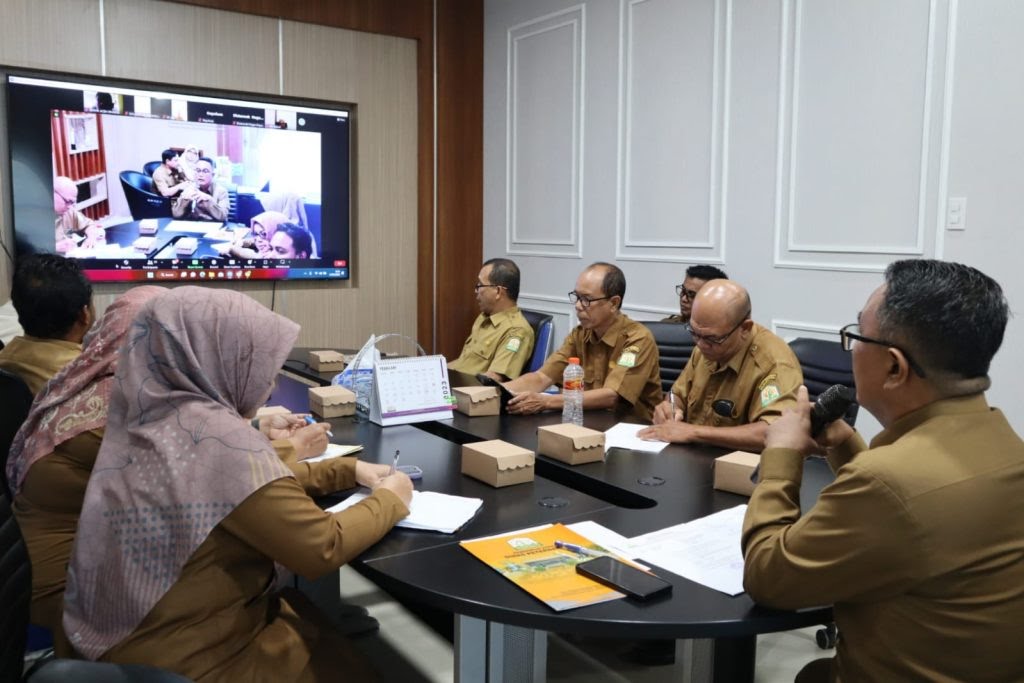 Kadis Peternakan Aceh, Zalsufran saat memimpin Rapat Koordinasi Ketersediaan Pangan Asal Hewani, jelang Meugang Ramadhan dan Lebaran Idul Fitri, di ruang kerjanya, Selasa (14/2)