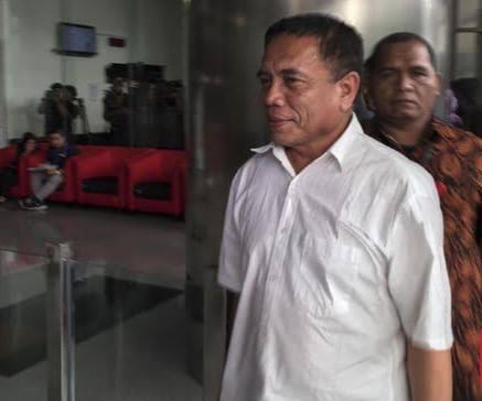 KPK memeriksa mantan Gubernur Aceh Irwandi Yusuf terkait penyidikan kasus suap atau gratifikasi senilai Rp 32,4 miliar yang melibatkan mantan Panglima GAM Wilayah Sabang Izil Azhar atau Ayah Merin