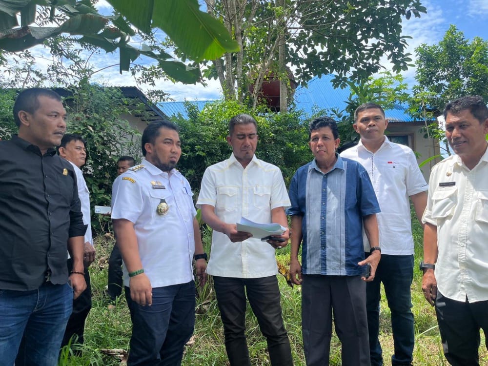 Pj Bupati Aceh Besar Muhammad Iswanto bersama Ketua Komisi III DPRA Ansari Muhammad meninjau lahan hibah Pemerintah Aceh untuk lokasi bangunan Pos Damkar di Gampong Lam Puuk, Kutabaro, Rabu (15/2)