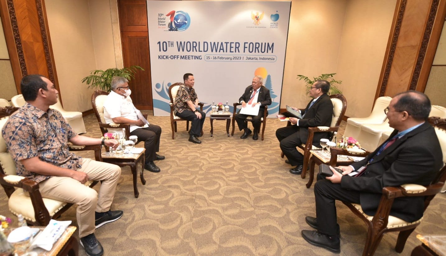 Pj Gubernur Aceh Achmad Marzuki didampingi Sekda Aceh Bustami menjelaskan terkait venue PON XXI Aceh-Sumut tahun 2024 di hadapan Menteri PUPR Basuki Hadimuljono di Jakarta Convention Center (JCC) Jakarta, Kamis (16/2)