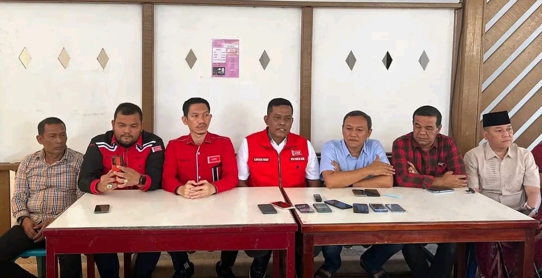 Ketua Panitia Mubes III Partai Aceh Saiful Bahri atau Pon Yaya didampingi Sekretaris Panitia Tarmizi SP memberikan keterangan pada konferensi pers di Warkop Solong, Ulee Kareng, Banda Aceh, Senin (20/2)